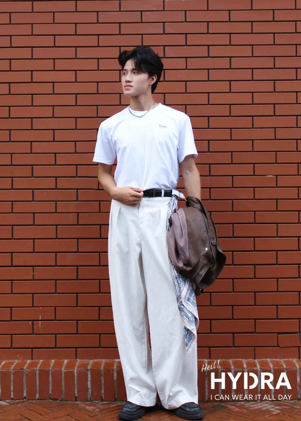 Áo thun phối đồ với quần kaki nam